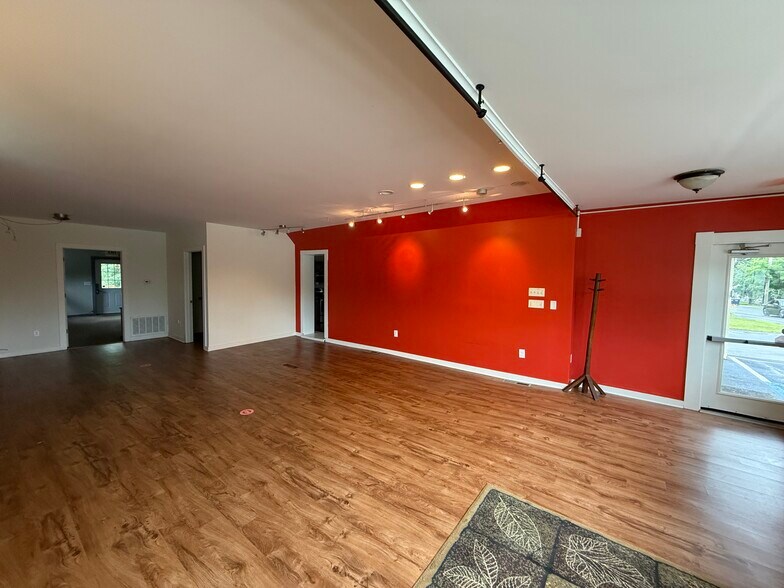 258 Alplaus Ave, Alplaus, NY à louer - Photo du bâtiment - Image 2 de 4