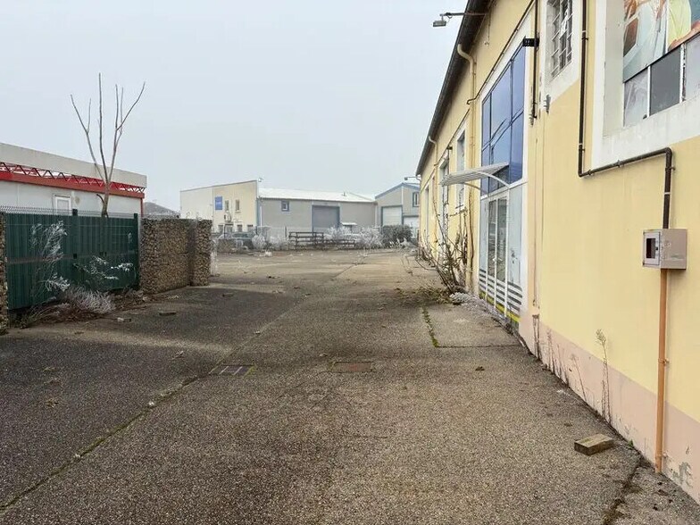 Office in Meyzieu for lease - Building Photo - Image 3 of 11