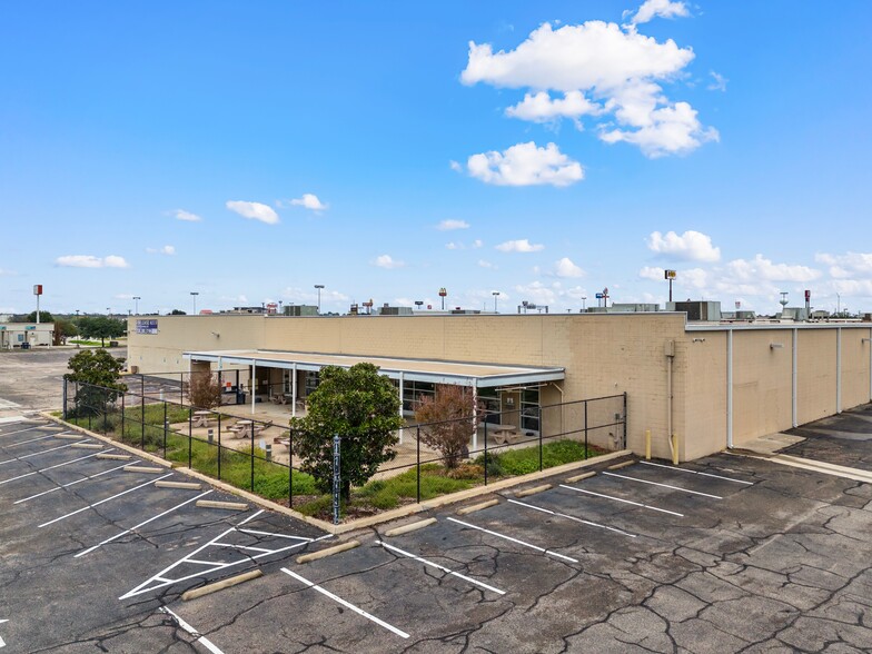 1205 N Loop 340, Waco, TX for lease - Building Photo - Image 2 of 9