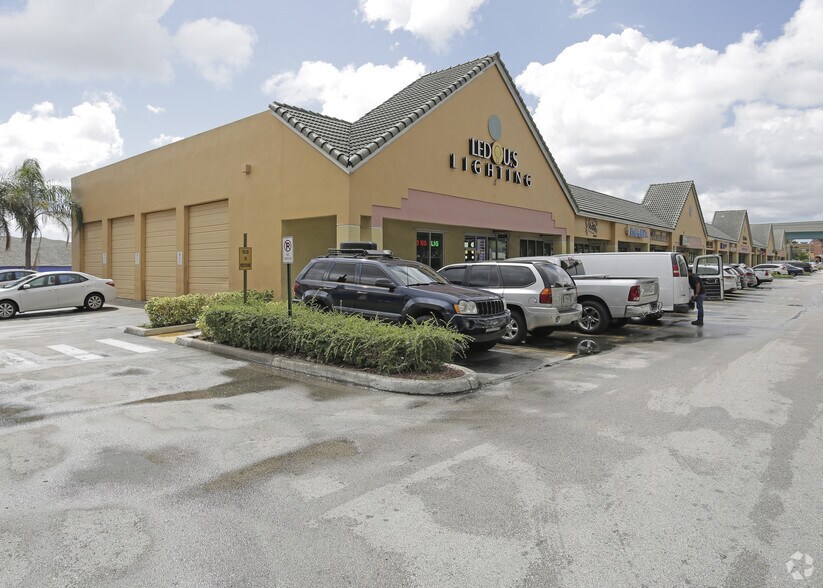 2713 NW 79th Ave, Doral, FL à louer - Photo du bâtiment - Image 3 de 6