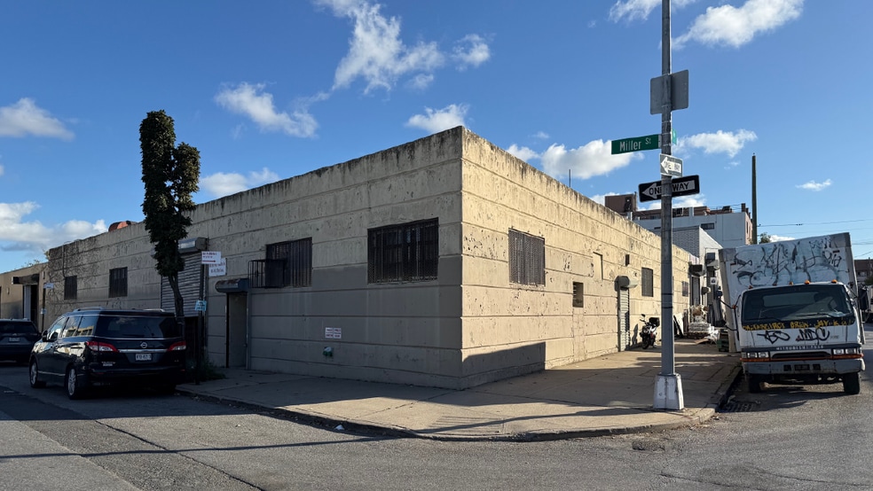 Flushing Warehouse portfolio of 2 properties for sale on LoopNet.ca - Building Photo - Image 3 of 6