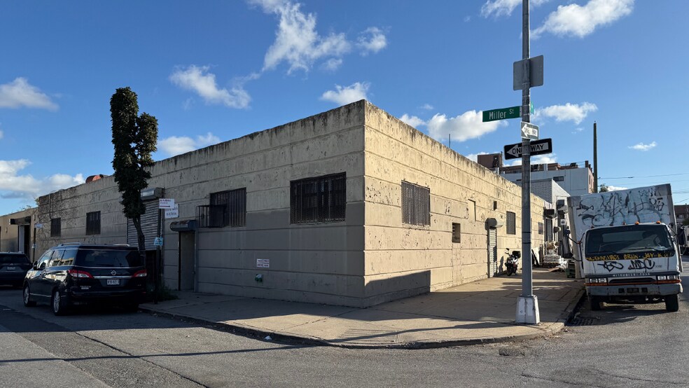 Flushing Warehouse portefeuille de 2 propriétés à vendre sur LoopNet.ca - Photo du bâtiment - Image 3 de 6