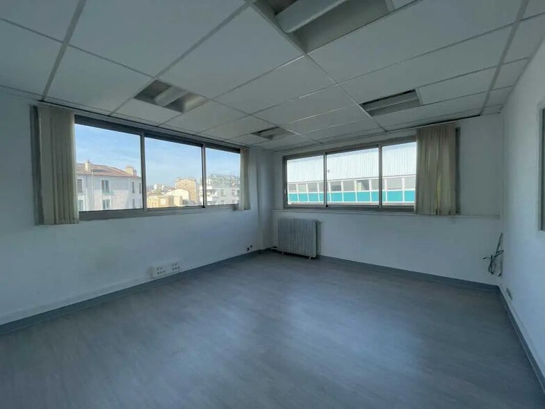 Flex in Ivry-sur-Seine for lease - Interior Photo - Image 2 of 4