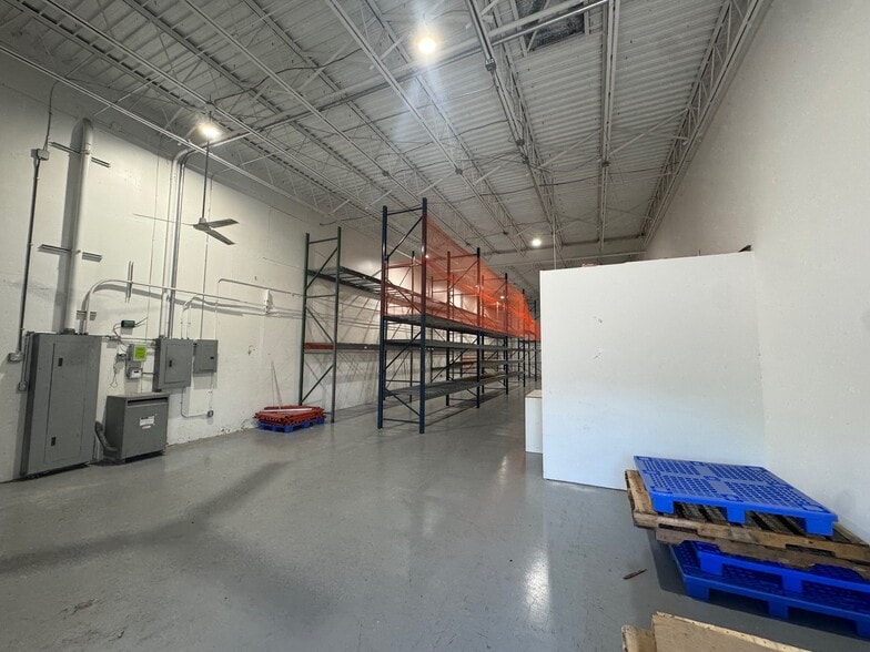 6420 Benjamin Rd, Tampa, FL à louer - Photo du bâtiment - Image 2 de 8