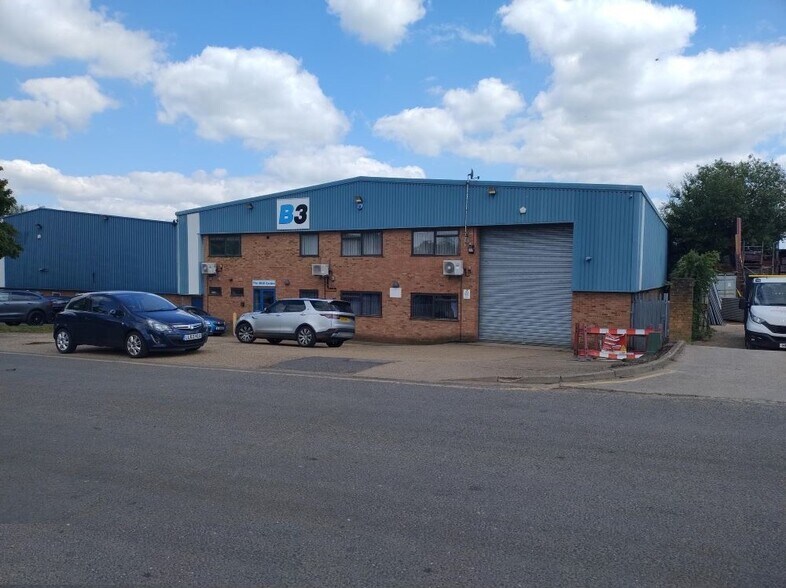 3 Crompton Rd, Stevenage à louer - Photo du bâtiment - Image 1 de 2