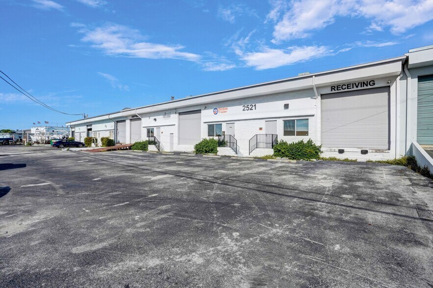 2521 NE 4th Ave, Pompano Beach, FL à louer - Photo principale - Image 1 de 42