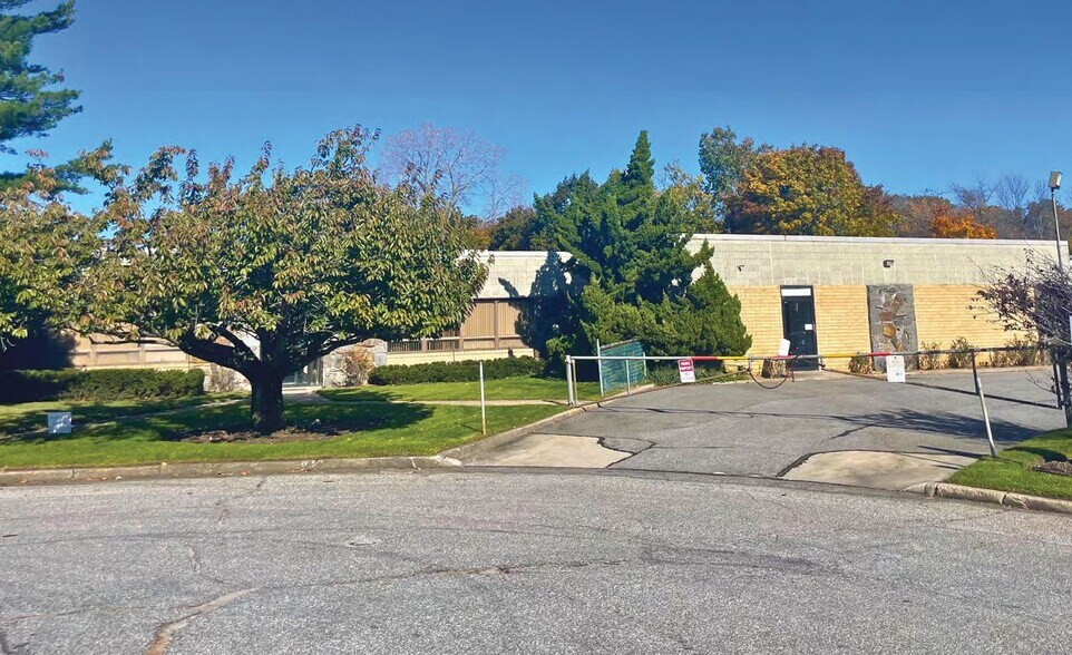 22 Connor Ln, Deer Park, NY à vendre - Photo du bâtiment - Image 3 de 42