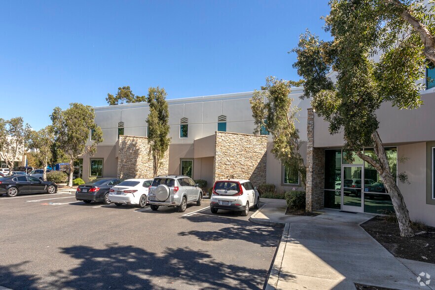 1315 Hot Springs Way, Vista, CA à vendre - Photo du bâtiment - Image 2 de 3