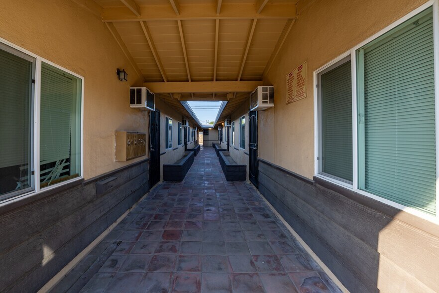 342 E Lancaster Blvd, Lancaster, CA à vendre - Photo du bâtiment - Image 3 de 11