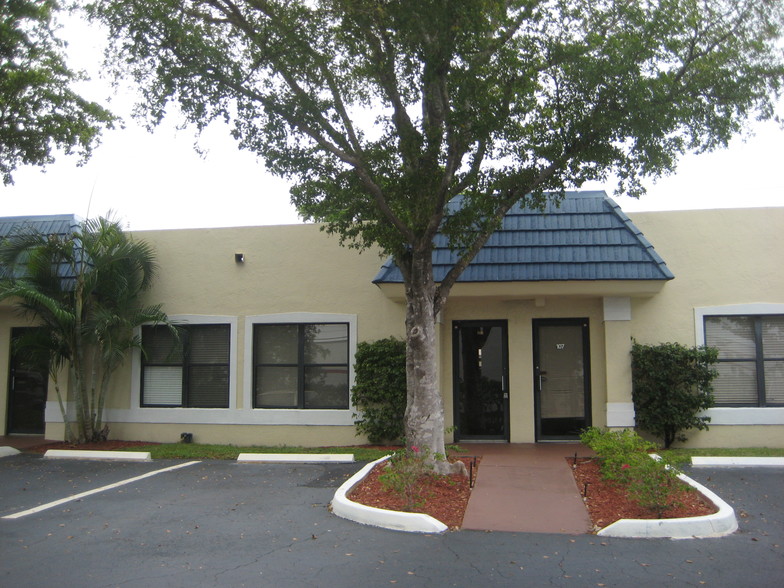 2840 NW 2nd Ave, Boca Raton, FL for lease - Building Photo - Image 1 of 8