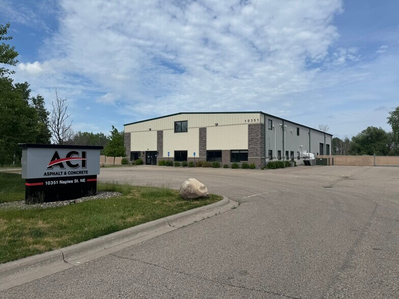 10351 Naples St NE, Blaine, MN à louer - Photo du bâtiment - Image 2 de 11