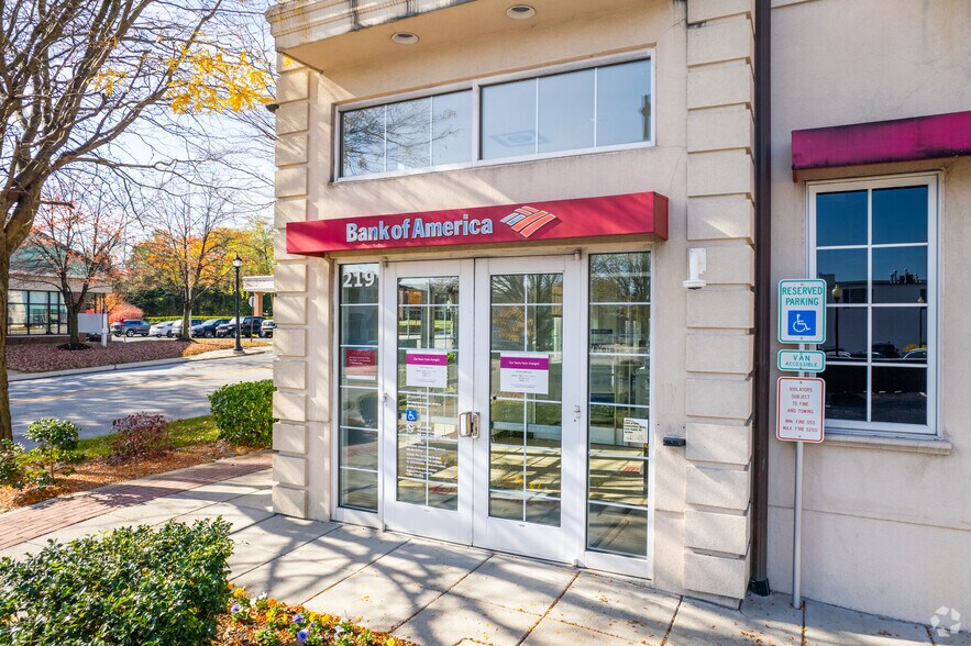 217 E Lancaster Ave, Wayne, PA à vendre - Photo du bâtiment - Image 3 de 7