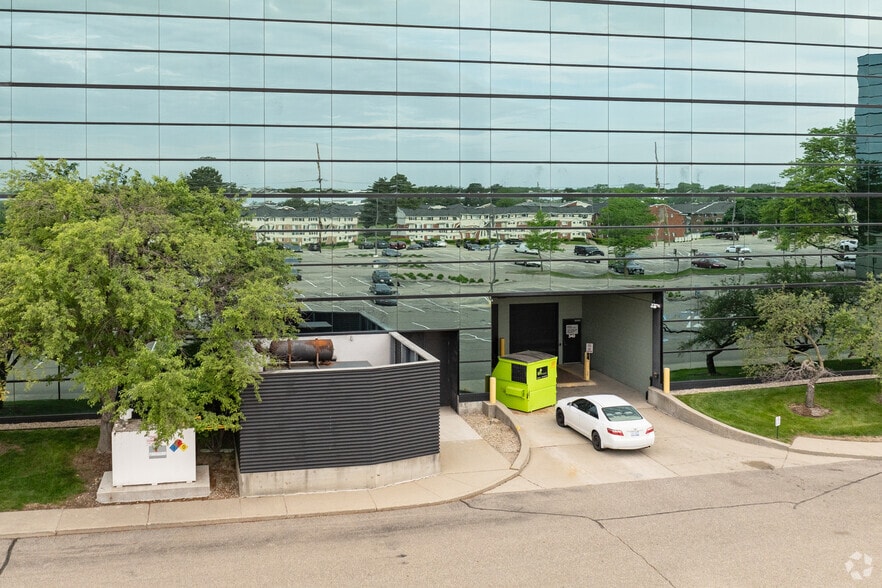 340 E Big Beaver Rd, Troy, MI for lease - Building Photo - Image 3 of 28