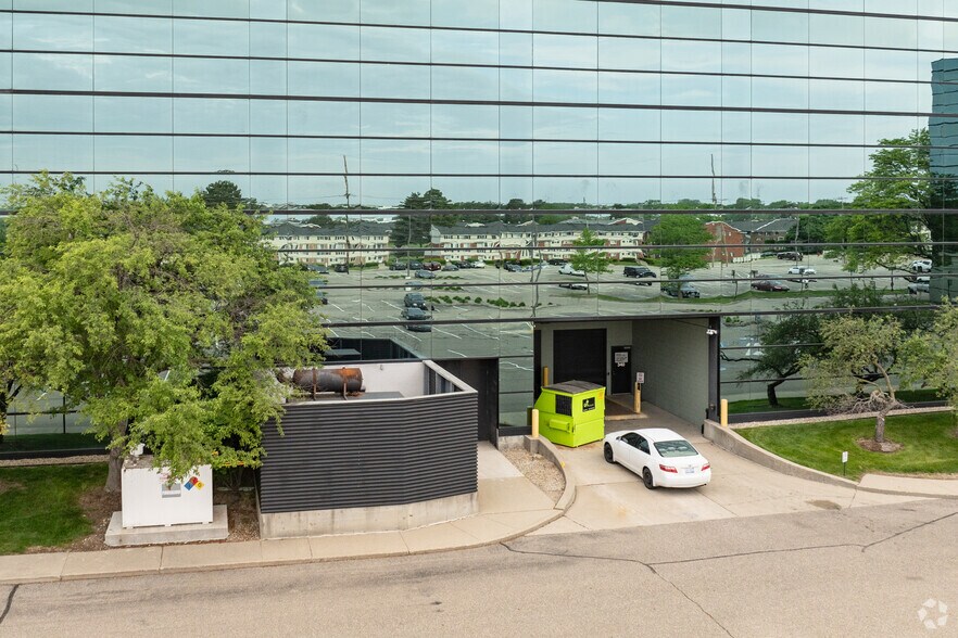 340 E Big Beaver Rd, Troy, MI à louer - Photo du bâtiment - Image 3 de 28