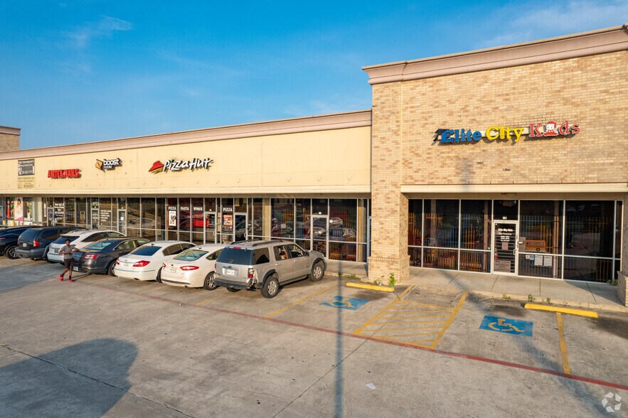 15002 Ella Blvd, Houston, TX à louer - Photo du bâtiment - Image 3 de 8