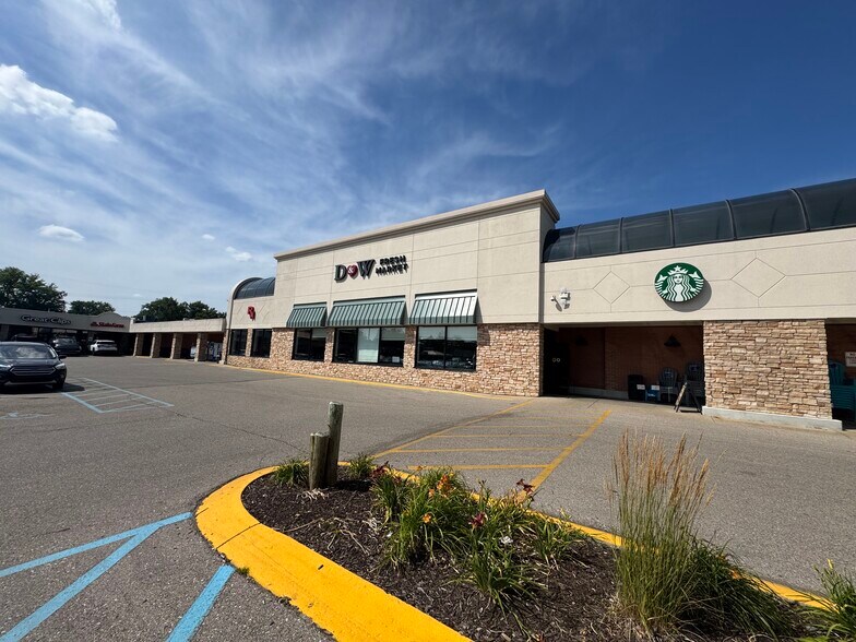 2147-2201 Wealthy St SE, Grand Rapids, MI for lease - Building Photo - Image 2 of 7