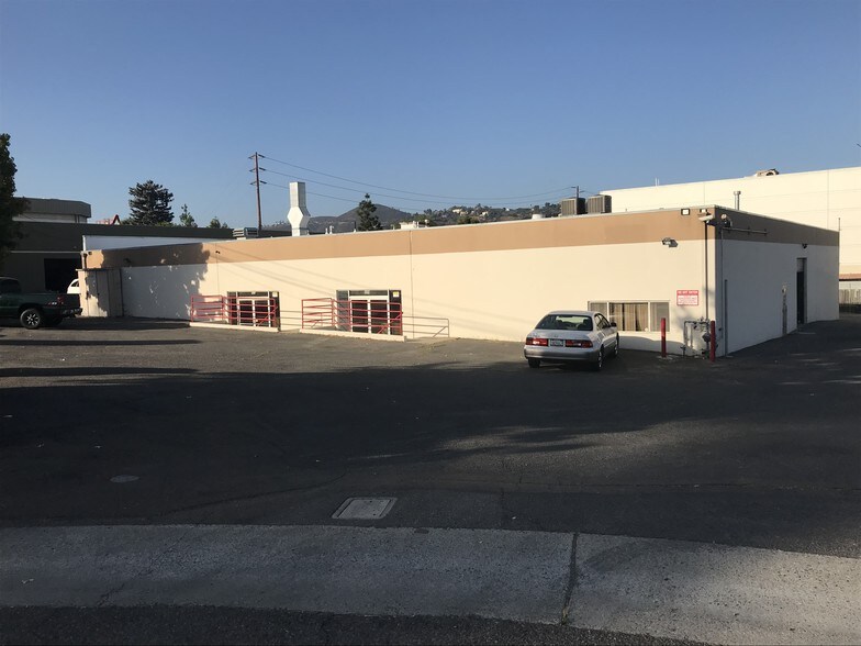 525 Opper St, Escondido, CA à louer - Photo du bâtiment - Image 3 de 5