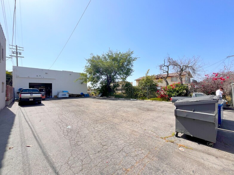 121 N Townsend Ave, Los Angeles, CA à vendre - Photo du bâtiment - Image 2 de 8