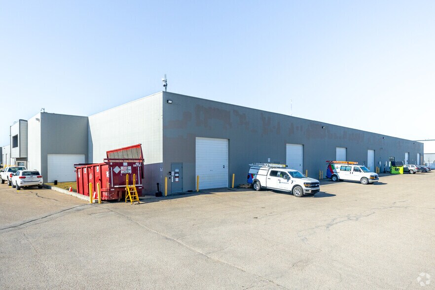 18216 102 Ave NW, Edmonton, AB à louer - Photo du bâtiment - Image 2 de 2