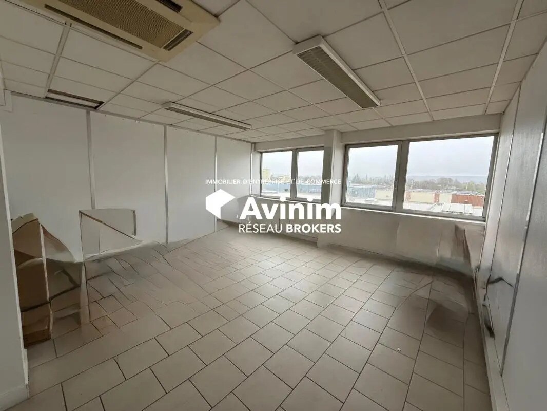 Office in Le Plessis-Bouchard for lease Interior Photo- Image 1 of 2