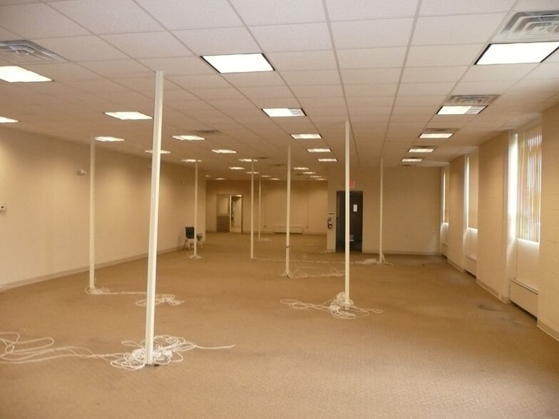 1735 N Bendix Dr, South Bend, IN à vendre - Photo intérieure - Image 3 de 8