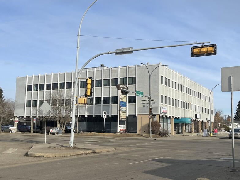 8700-8704 Meadowlark Rd NW, Edmonton, AB à louer - Photo du bâtiment - Image 1 de 5