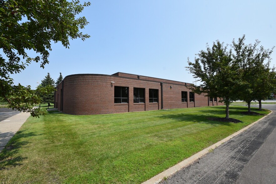 1749 38th St S, Fargo, ND à vendre - Photo du bâtiment - Image 2 de 11