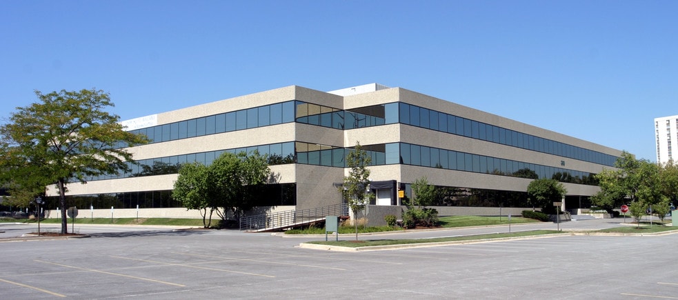 2707 Butterfield Rd, Oak Brook, IL à louer - Photo du bâtiment - Image 2 de 18
