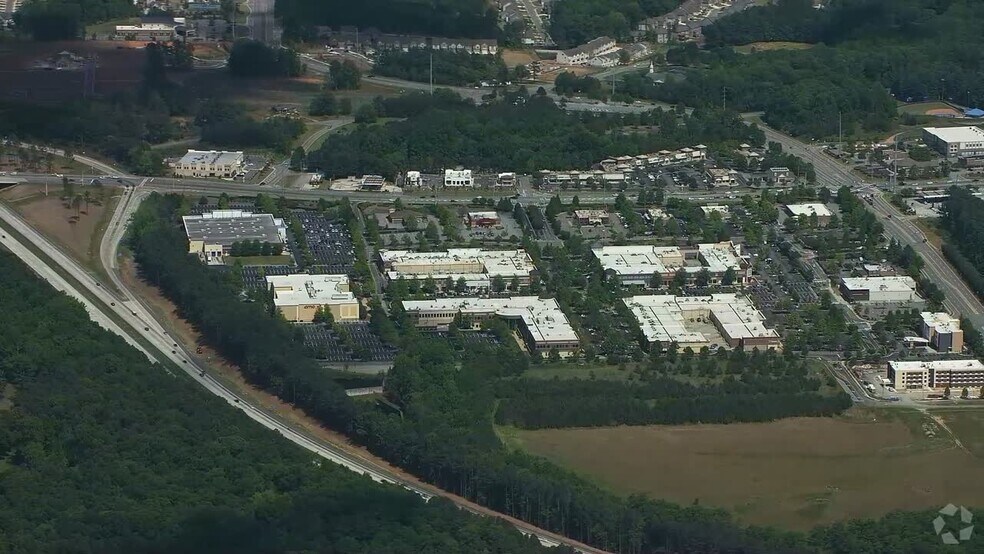 410 Peachtree Pky, Cumming, GA à louer - Vidéo aérienne - Image 2 de 4