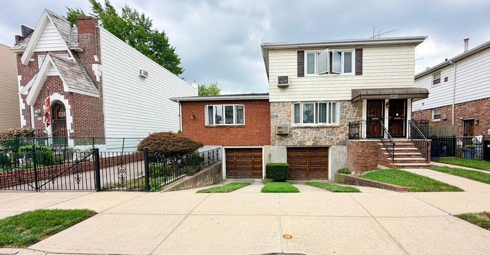 8916 Doran Ave, Glendale, NY for sale - Primary Photo - Image 1 of 1