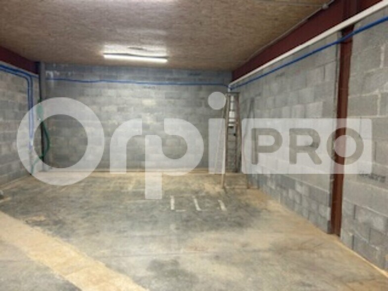 Flex in Porte des Pierres Dorées for lease - Interior Photo - Image 2 of 5