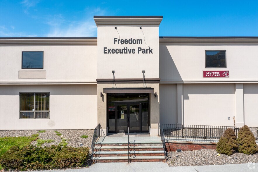 488 Freedom Plains Rd, Poughkeepsie, NY à louer - Photo du bâtiment - Image 3 de 5