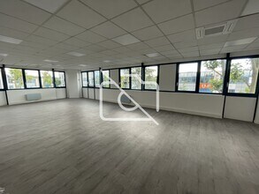 Office in Fresnes for lease Interior Photo- Image 1 of 7