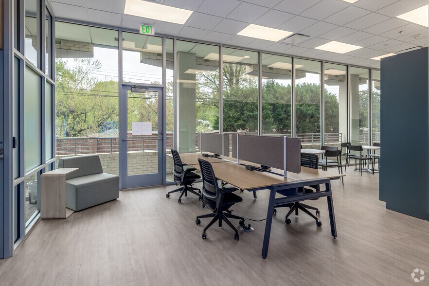4037 E Independence Blvd, Charlotte, NC à louer - Photo du bâtiment - Image 1 de 32