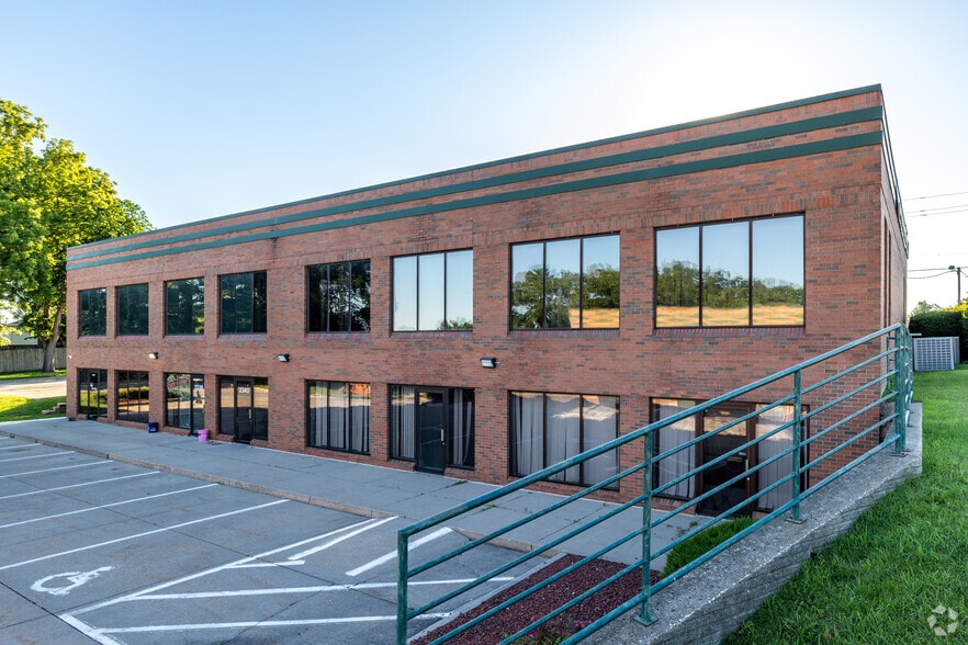 2330 Rocklyn Dr, Urbandale, IA for lease - Building Photo - Image 2 of 6