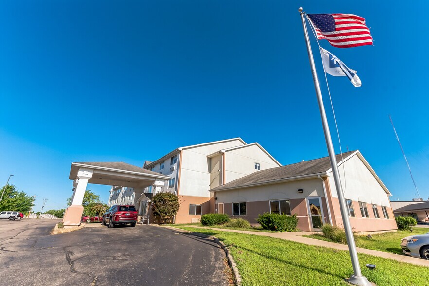 11555 Upper Gilchrist Rd, Mount Vernon, OH à vendre - Photo du bâtiment - Image 2 de 18