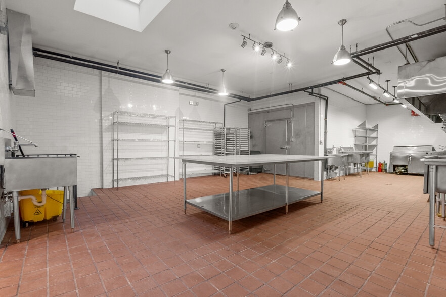 1011 New York Ave, Union City, NJ for lease - Interior Photo - Image 2 of 28