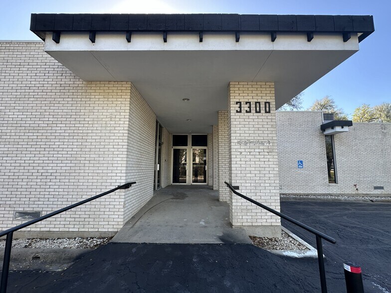 3300 Douglas Ave, Dallas, TX à louer - Photo du bâtiment - Image 2 de 7