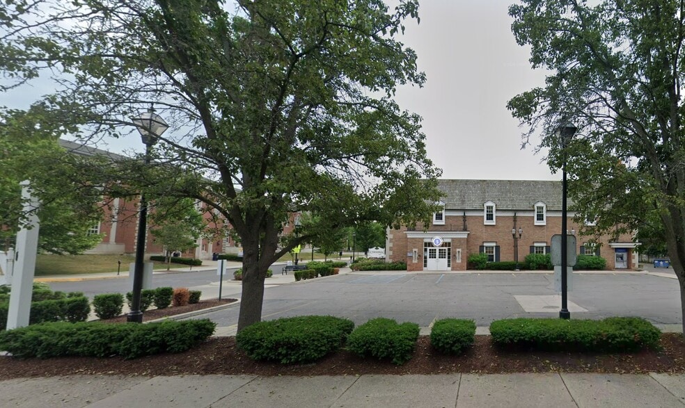 415 Fisher Rd, Grosse Pointe, MI for sale - Primary Photo - Image 1 of 1