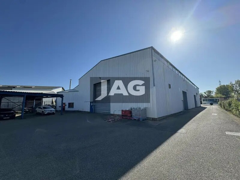 Flex in Vaulx-en-Velin for lease Building Photo- Image 1 of 12