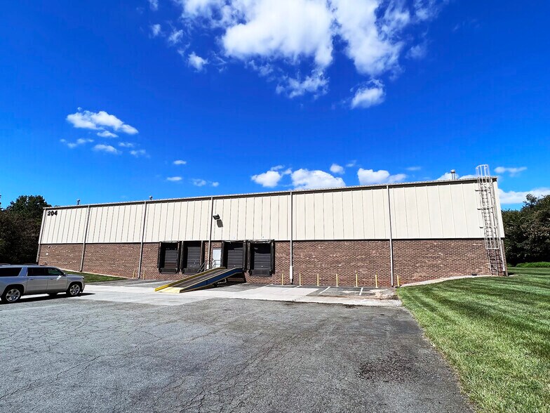 204 Chimney Rock Rd, Greensboro, NC for lease Primary Photo- Image 1 of 6
