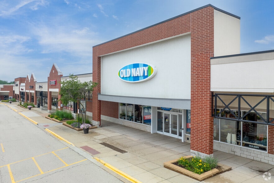 701 N Milwaukee Ave, Vernon Hills, IL à louer - Photo du bâtiment - Image 2 de 9