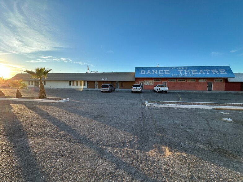3248 Civic Center Dr, North Las Vegas, NV à vendre - Photo du bâtiment - Image 2 de 17
