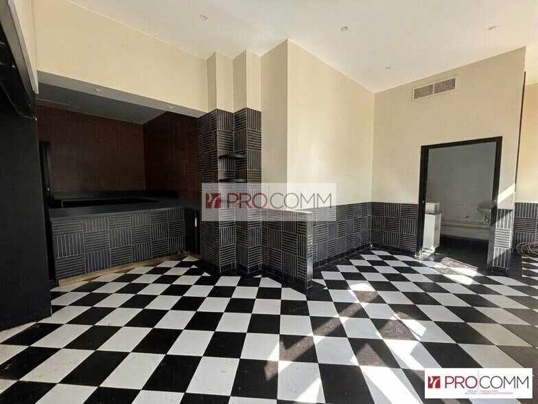 Retail in Chartres for lease - Interior Photo - Image 3 of 7