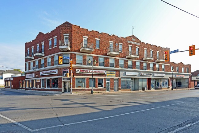 Plus de détails pour 400-404 Montreal Rd, Cornwall, ON - Commerce de détail à louer