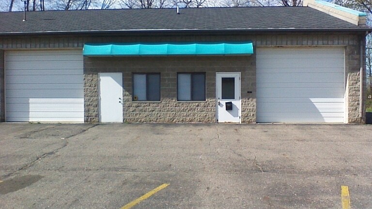400 Business Centre Dr, Lansing, MI for lease - Building Photo - Image 3 of 6