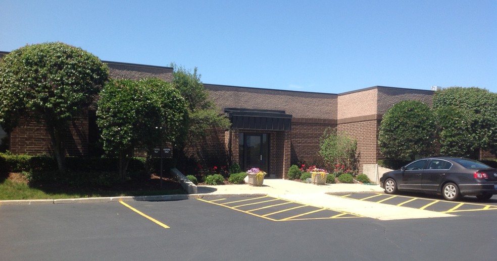 155 Revere Dr, Northbrook, IL for lease - Building Photo - Image 3 of 6