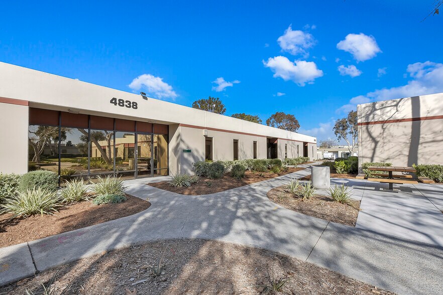 4838 Ronson Ct, San Diego, CA à louer - Photo du bâtiment - Image 3 de 3