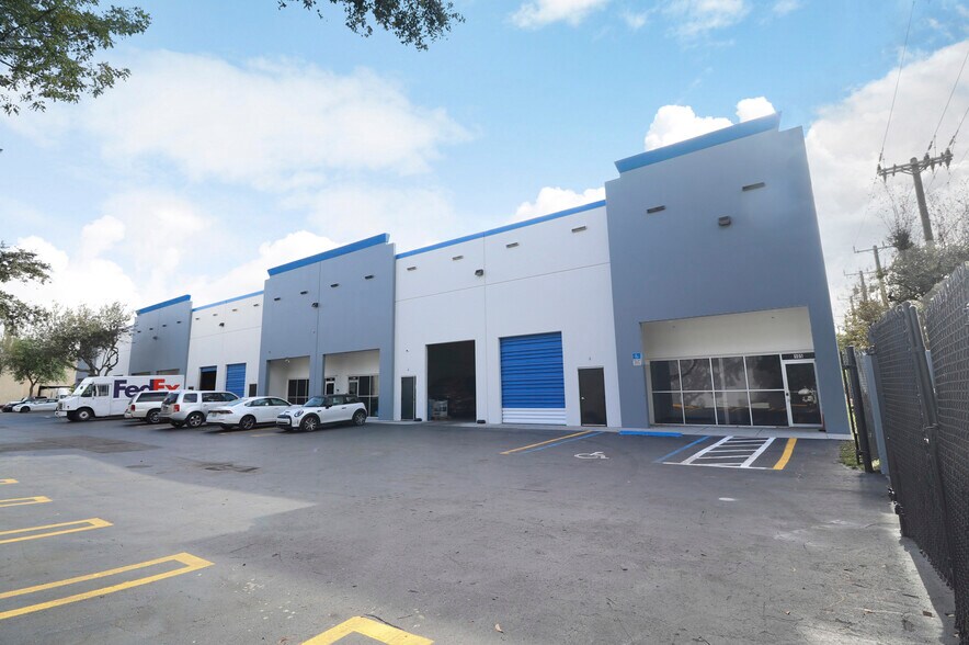 955 NW 159th Dr, Miami, FL à louer - Photo du bâtiment - Image 2 de 26