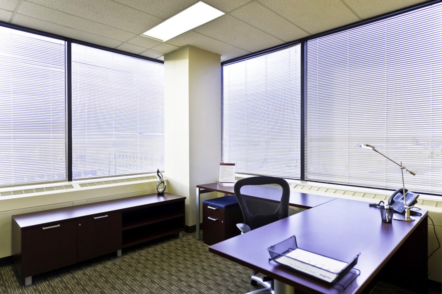 380 Wellington St, London, ON for lease - Interior Photo - Image 3 of 34